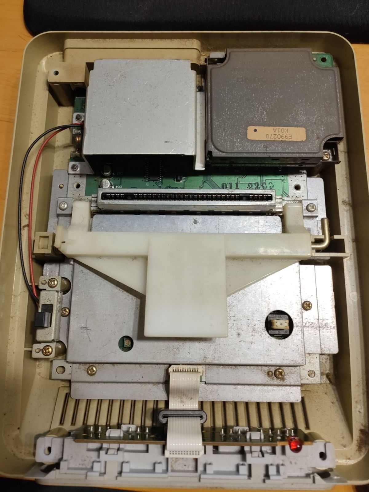 We can see the inner parts just after removing the upper cover.