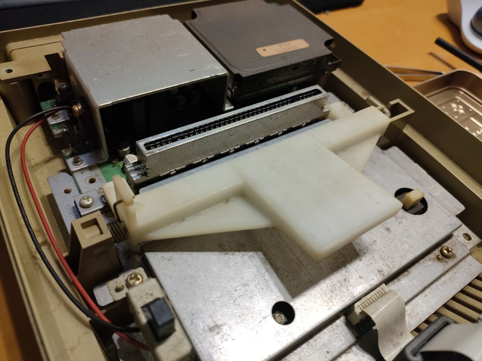 the Eject mechanism is the large plastic part in the middle combined with a metal axis and a spring.