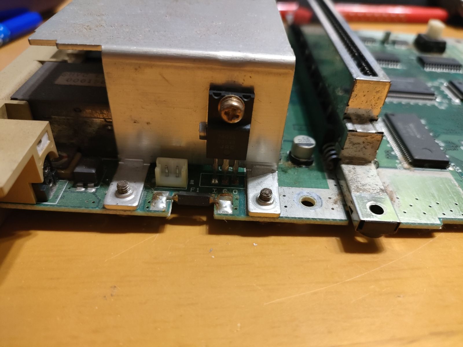 A power regulator is attached onto a metal casing